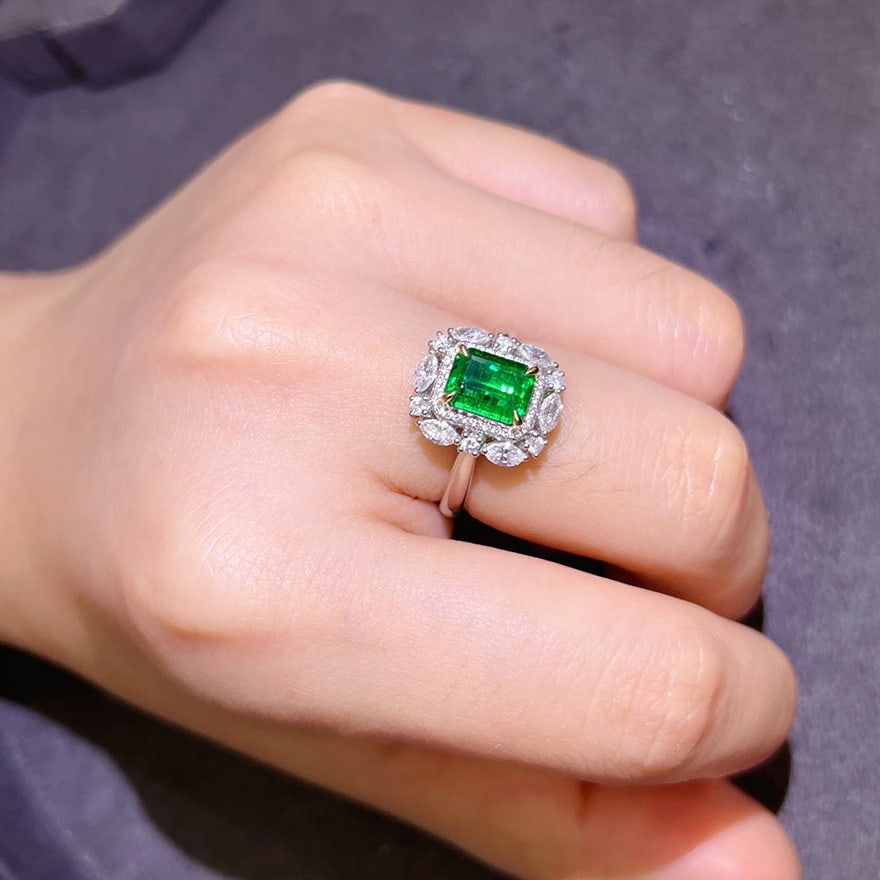 14k Gold 1.90 Ctw Vivid Green Natural Emerald & Diamond Ring - 9