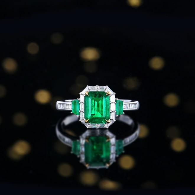 14k Gold 1.43 Ctw Vivid Green Natural Emerald & Diamond Ring: Ref:231066009 // gold content:14k gold // ring size:7. 25us // // main gemstone:emerald // shape:octagonal // carat weight:1. 08ct // color:vivid green // treatment:natural // // adjacent gemstone 2