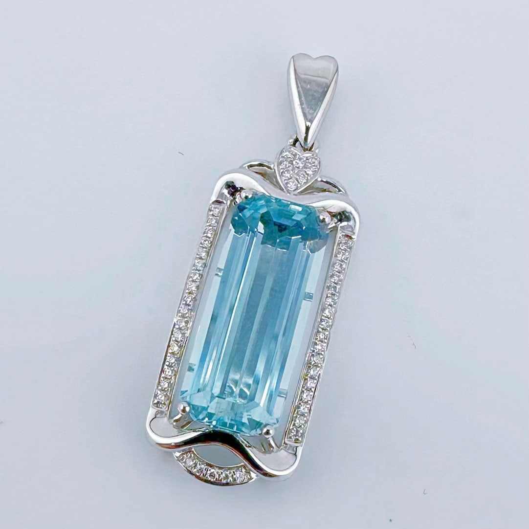 14k Gold 5.35 Ct Natural Aquamarine & Diamond Pendant( Without Chain ): Ref:231066020 // gold content:14k gold // main gemstone:aquamarine // shape:octagonal // carat weight:5. 35ct // color:santa maria color // treatment:natural // // adjacent gemstone 2 : diamond //