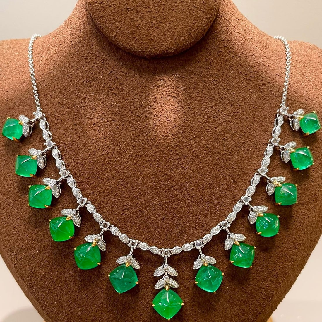 14k Gold 13.8 Ct Vivid Green Natural Emerald & Diamond & Sapphire Necklace - 3