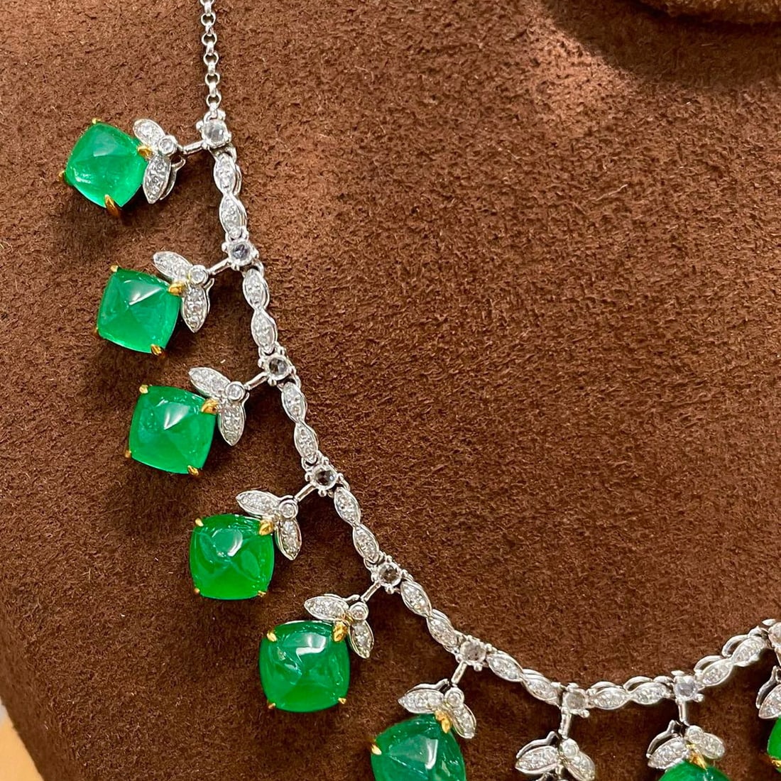 14k Gold 13.8 Ct Vivid Green Natural Emerald & Diamond & Sapphire Necklace - 5
