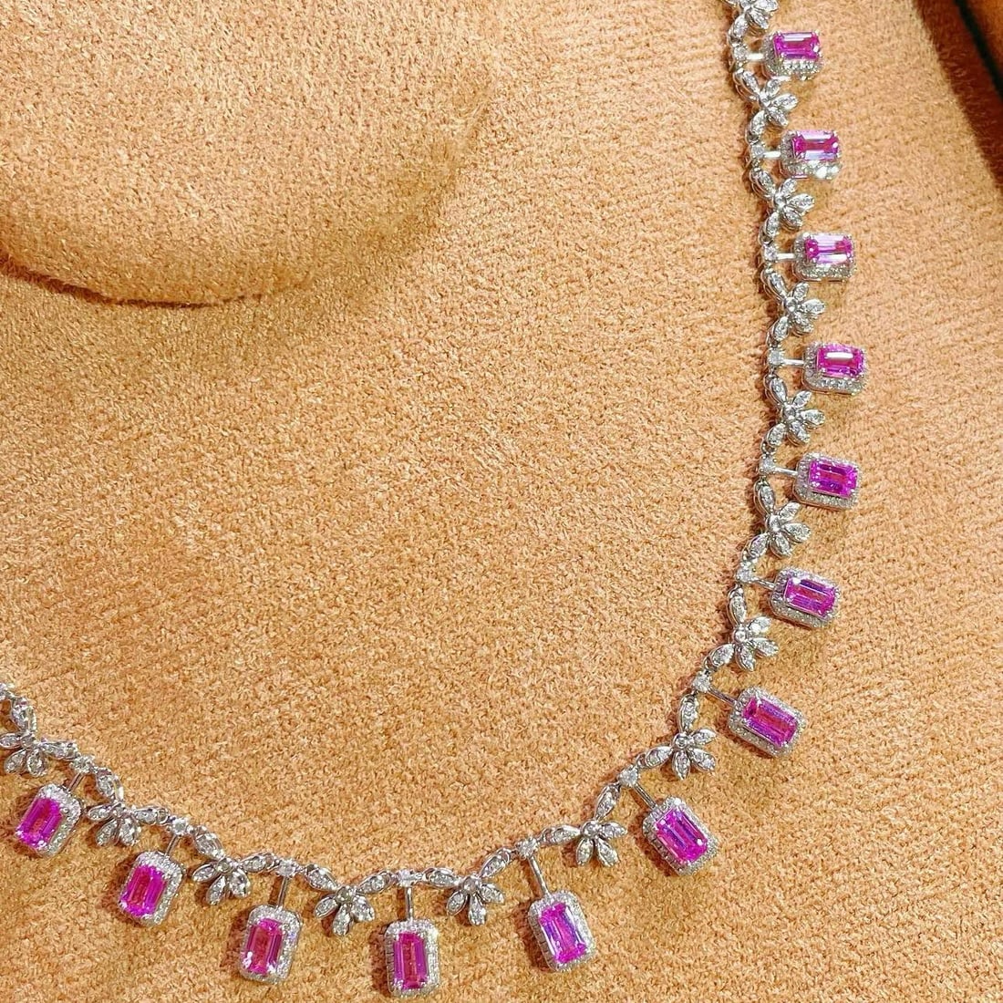 14k Gold 8 Ct Natural Sapphire & Diamond Necklace: Ref:231066034 // gold content:14k gold // main gemstone:sapphire // shape:octagonal // carat weight:8ct // color:purple // treatment:natural // // adjacent gemstone 2 : diamond // shape:round //