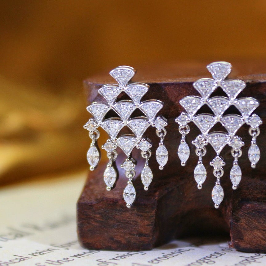 14k Gold 0.60 Ct Natural H Diamond Earrings: Ref:231066036 // gold content:14k gold // main gemstone:diamond // shape:multiply // carat weight:0. 60ct // clarity grade:vs-si // color:h // treatment:natural // Condition: New Low Estimate: