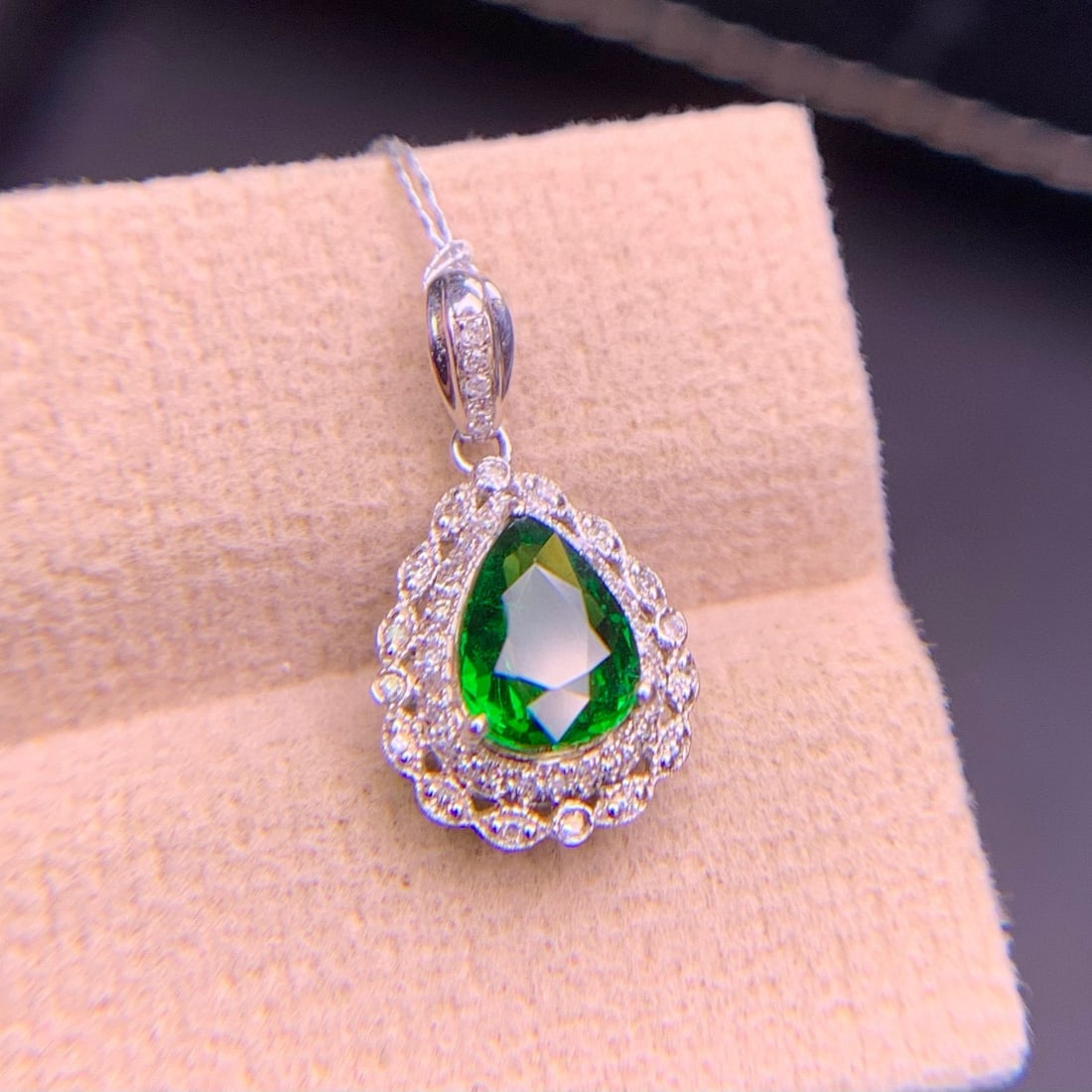 14k Gold 1.03 Ct Vivid Green Natural Tsavorite & Diamond Pendant( Without Chain ): Ref:231066043 // gold content:14k gold // main gemstone:tsavorite // shape:pear // carat weight:1. 03ct // color:vivid green // treatment:natural // // adjacent gemstone 2 : diamond // shape:round //