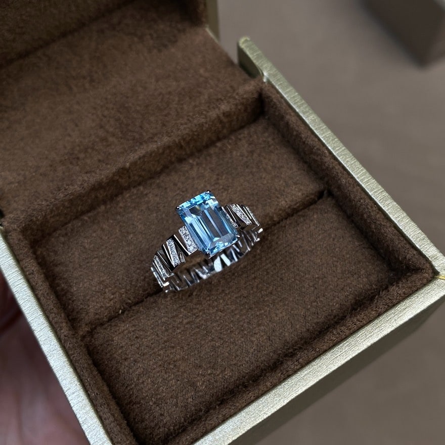 14k Gold 1.85 Ct Natural Aquamarine & Diamond Ring: Ref:231066050 // gold content:14k gold // ring size:7. 25us // // main gemstone:aquamarine // shape:octagonal // carat weight:1. 85ct // color:santa maria color // treatment:natural // // adjacent