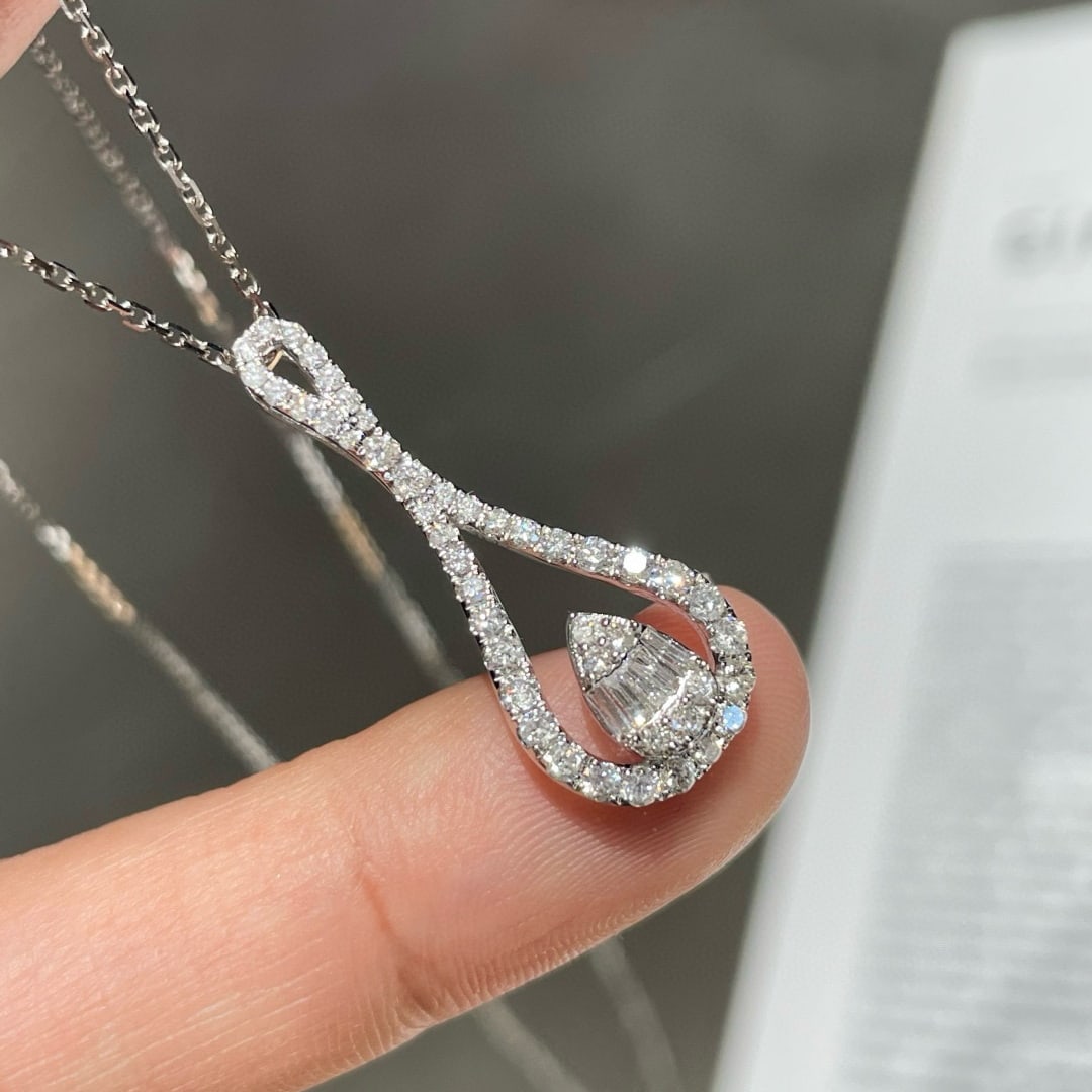 14k Gold 0.5 Ct Natural H Diamond Pendant( Without Chain ): Ref:231066061 // gold content:14k gold // main gemstone:diamond // shape:multiply // carat weight:0. 5ct // clarity grade:vs-si // color:h // treatment:natural // Condition: New Low Estimate: 2000.00 