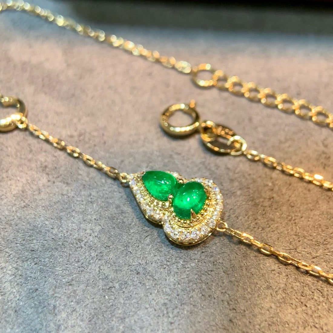 14k Gold 0.66 Ctw Natural Emerald & Diamond Bracelet: Ref:231066066 // gold content:14k gold // main gemstone:emerald // shape:multiply // carat weight:0. 54ct // color:green // treatment:natural // // adjacent gemstone 2 : diamond // shape:round //