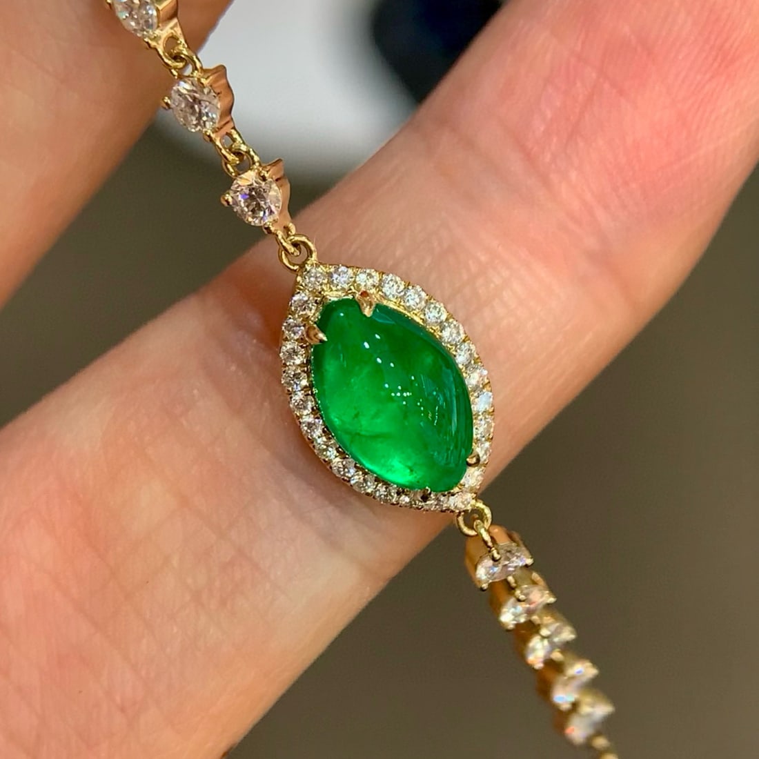 14k Gold 1.64 Ctw Vivid Green Natural Emerald & Diamond Bracelet: Ref:231066084 // gold content:14k gold // main gemstone:emerald // shape:marquise // carat weight:1. 07ct // color:vivid green // treatment:natural // // adjacent gemstone 2 : diamond // shape:round