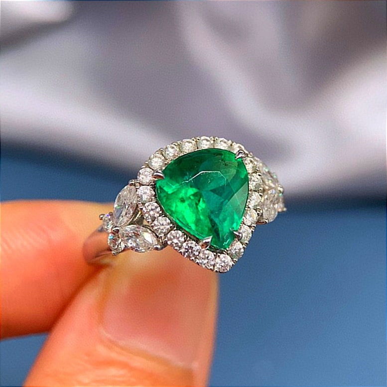 14k Gold 2.79 Ctw Vivid Green Natural Emerald & Diamond Ring - 3