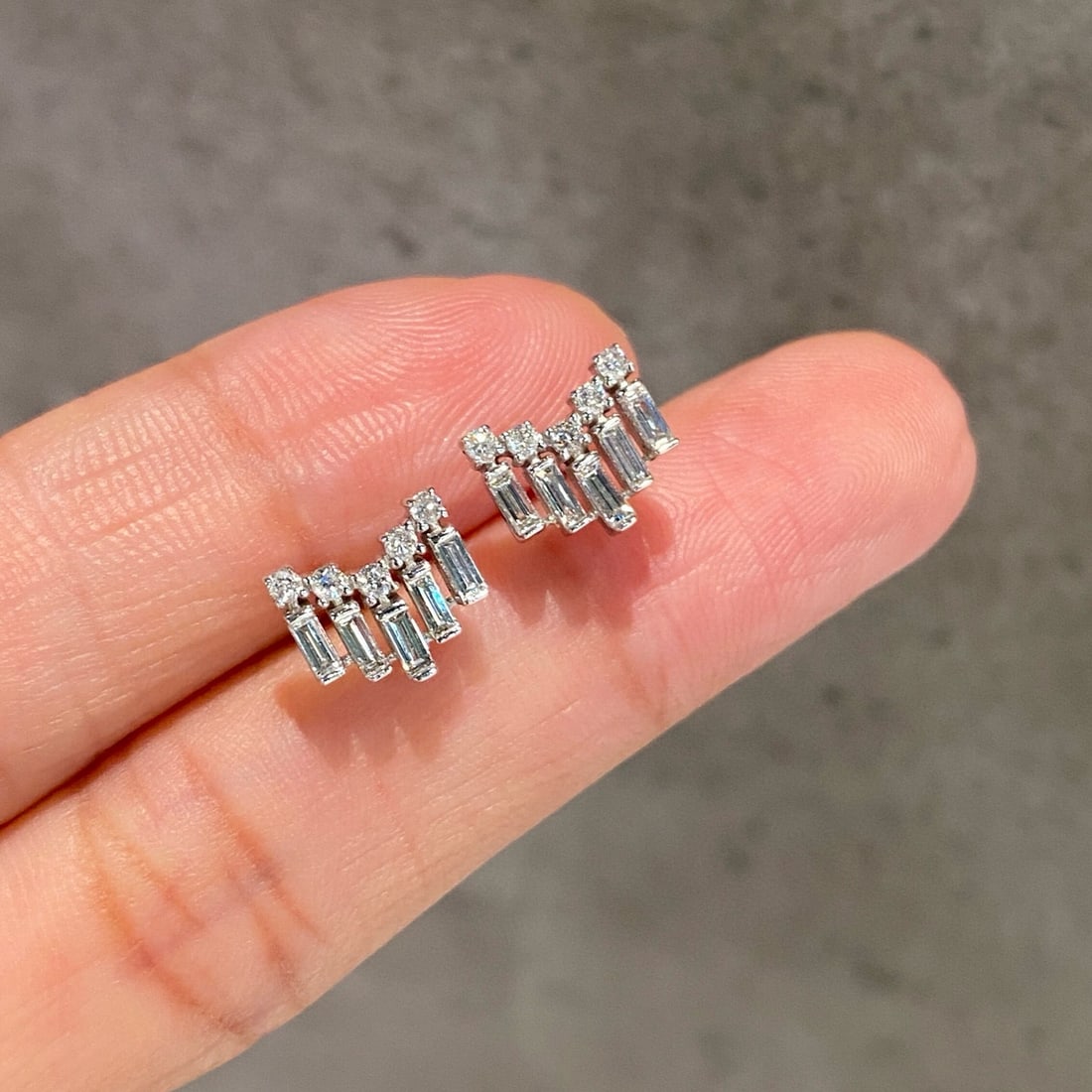 14k Gold 0.5 Ct Natural H Diamond Earrings: Ref:231066101 // gold content:14k gold // main gemstone:diamond // shape:multiply // carat weight:0. 5ct // clarity grade:vs-si // color:h // treatment:natural // Condition: New Low Estimate: 2200.00