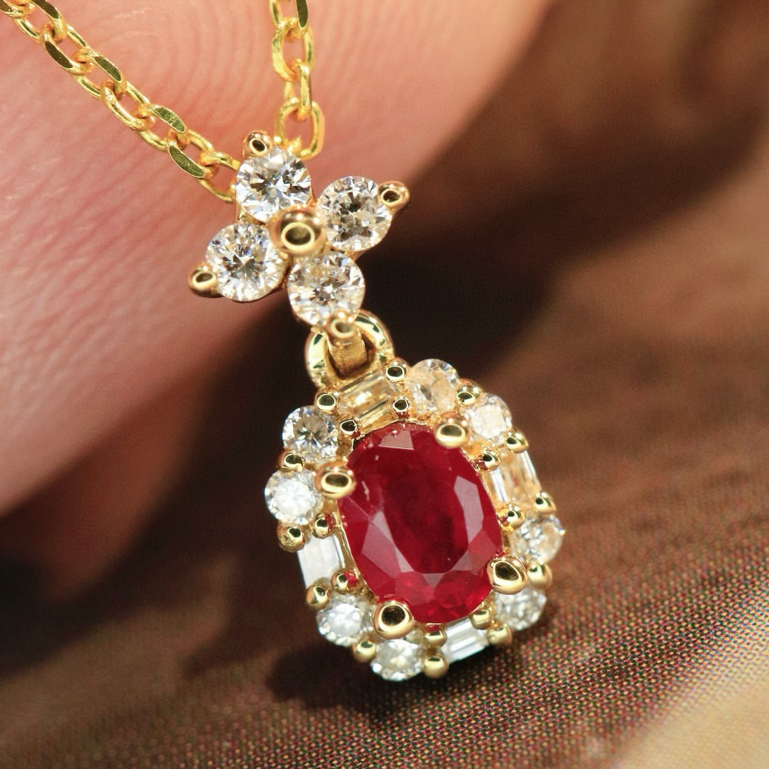 14k Gold 0.3 Ctw Natural Ruby & Diamond Necklace: Ref:231066123 // gold content:14k gold // main gemstone:ruby // shape:oval // carat weight:0. 2ct // color:red // treatment:natural // // adjacent gemstone 2 : diamond // shape:multiply // carat