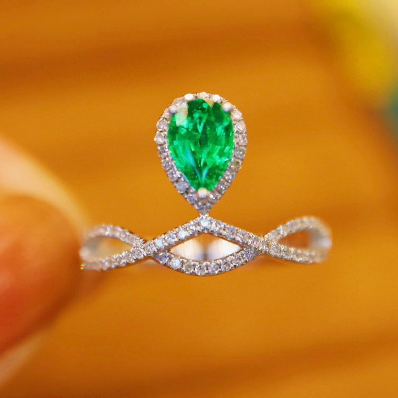 14k Gold 0.73 Ctw Vivid Green Natural Emerald & Diamond Ring: Ref:231066131 // gold content:14k gold // ring size:7. 25us // // main gemstone:emerald // shape:octagonal // carat weight:0. 5ct // color:vivid green // treatment:natural // // adjacent gemstone 2 :