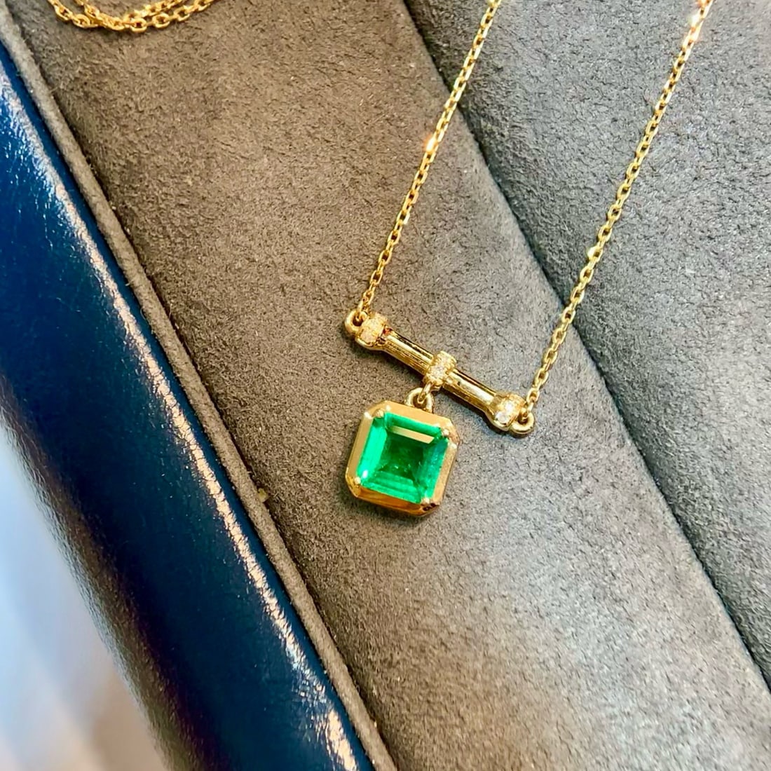 14k Gold 0.42 Ctw Vivid Green Natural Emerald & Diamond Necklace: Ref:231066143 // gold content:14k gold // main gemstone:emerald // shape:octagonal // carat weight:0. 40ct // color:vivid green // treatment:natural // // adjacent gemstone 2 : diamond // shape:round