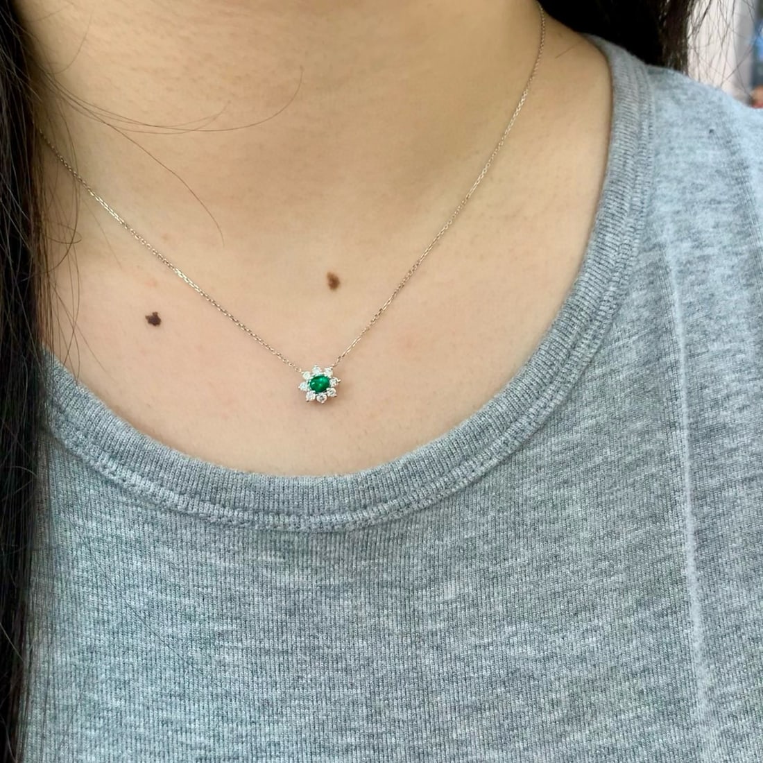 14k Gold 0.43 Ctw Vivid Green Natural Emerald & Diamond Necklace - 4