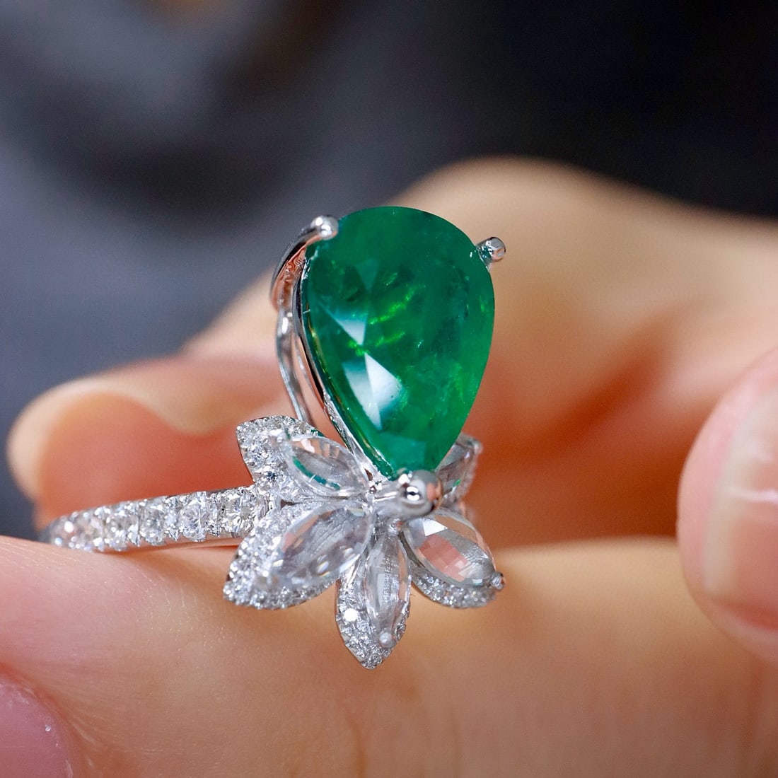 14k Gold 3.42 Ctw Vivid Green Natural Emerald & Sapphire Ring - 2