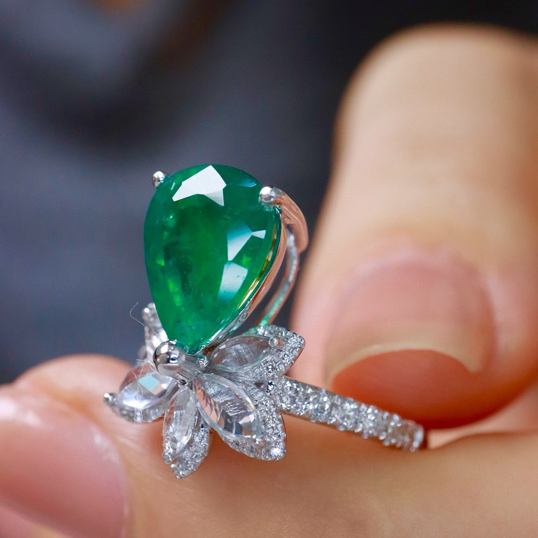 14k Gold 3.42 Ctw Vivid Green Natural Emerald & Sapphire Ring - 4