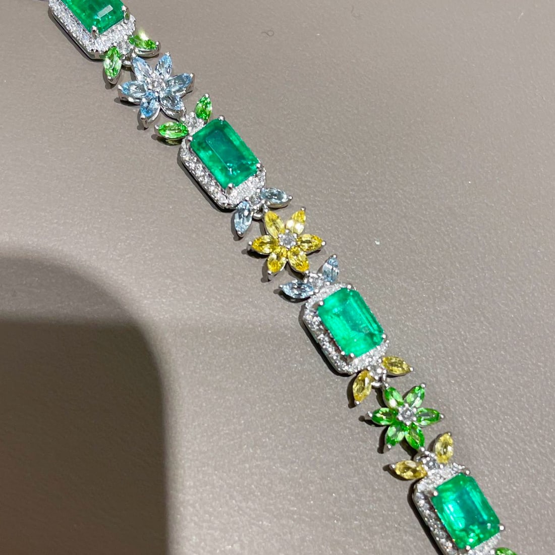 14k Gold 5.12 Ct Vivid Green Natural Emerald & Diamond Bracelet - 4