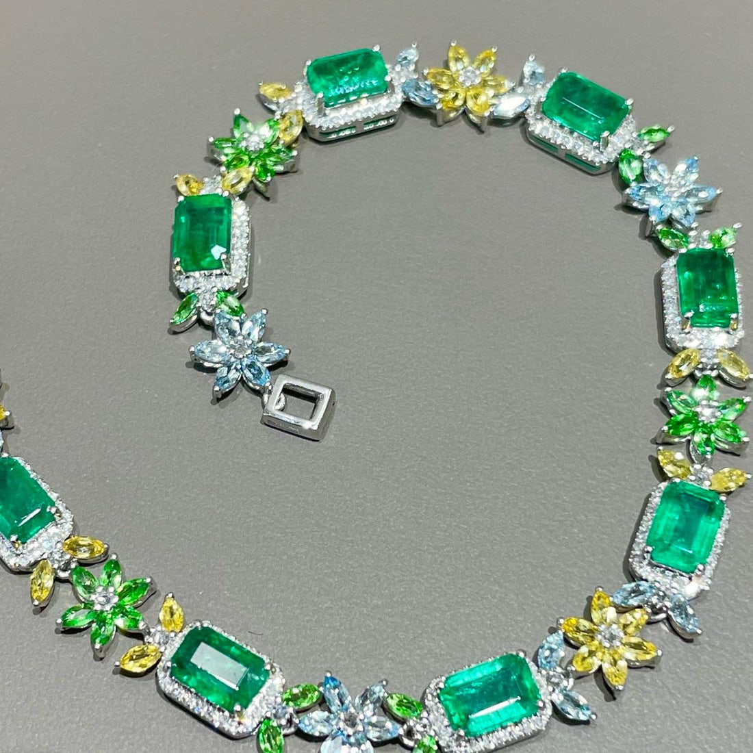 14k Gold 5.12 Ct Vivid Green Natural Emerald & Diamond Bracelet - 5