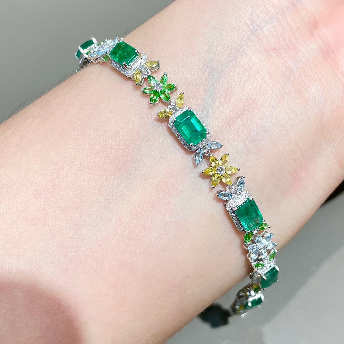 14k Gold 5.12 Ct Vivid Green Natural Emerald & Diamond Bracelet - 7