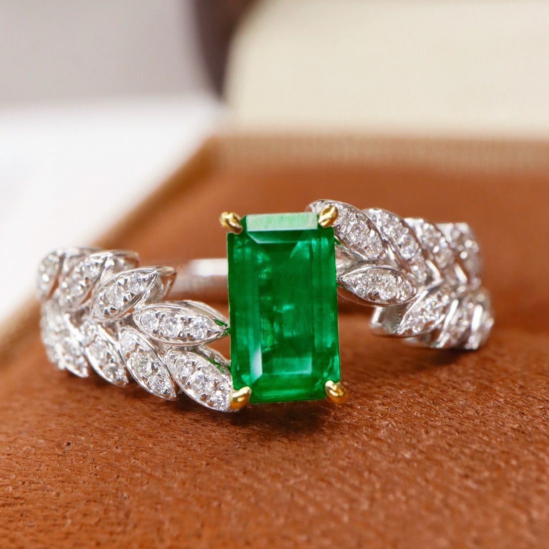 14k Gold 0.94 Ctw Vivid Green Natural Emerald & Diamond Ring - 4