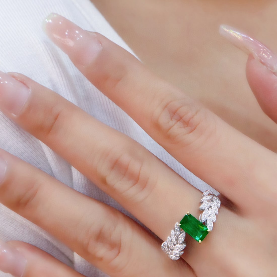 14k Gold 0.94 Ctw Vivid Green Natural Emerald & Diamond Ring - 5