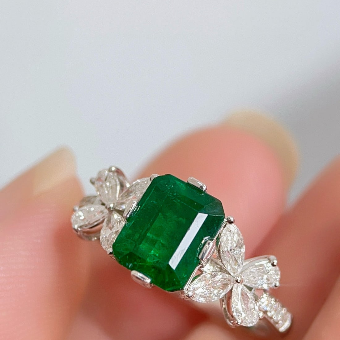 14k Gold 2.48 Ctw Vivid Green Natural Emerald & Diamond Ring - 3