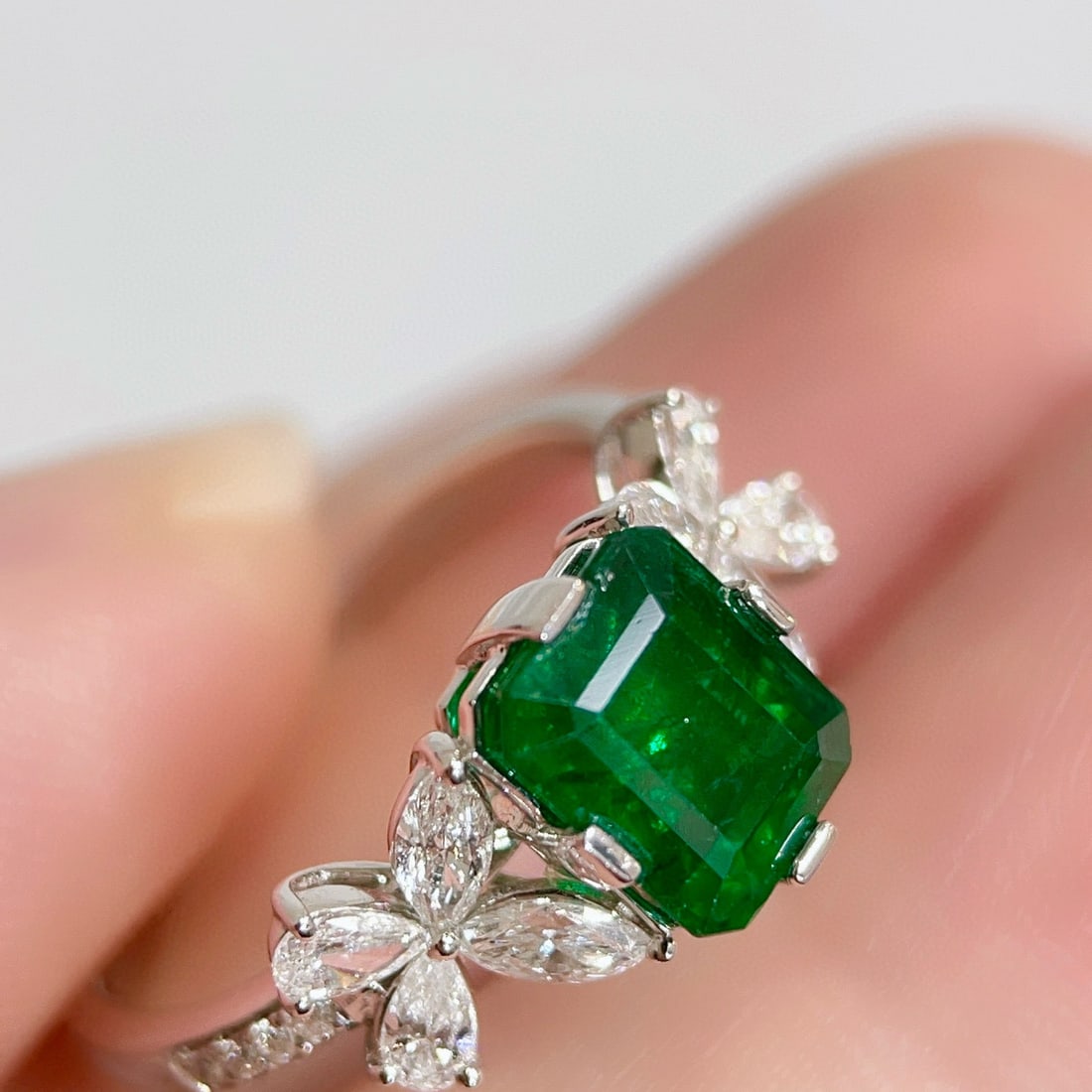 14k Gold 2.48 Ctw Vivid Green Natural Emerald & Diamond Ring - 4
