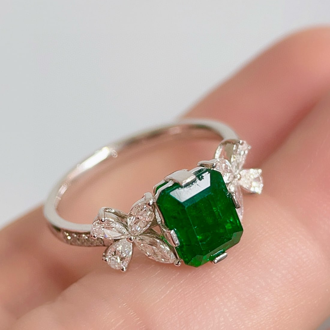 14k Gold 2.48 Ctw Vivid Green Natural Emerald & Diamond Ring - 5
