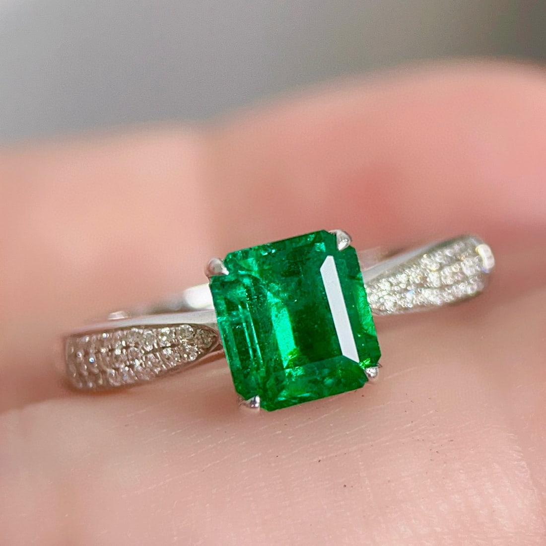 14k Gold 1.44 Ctw Vivid Green Natural Emerald & Diamond Ring - 2