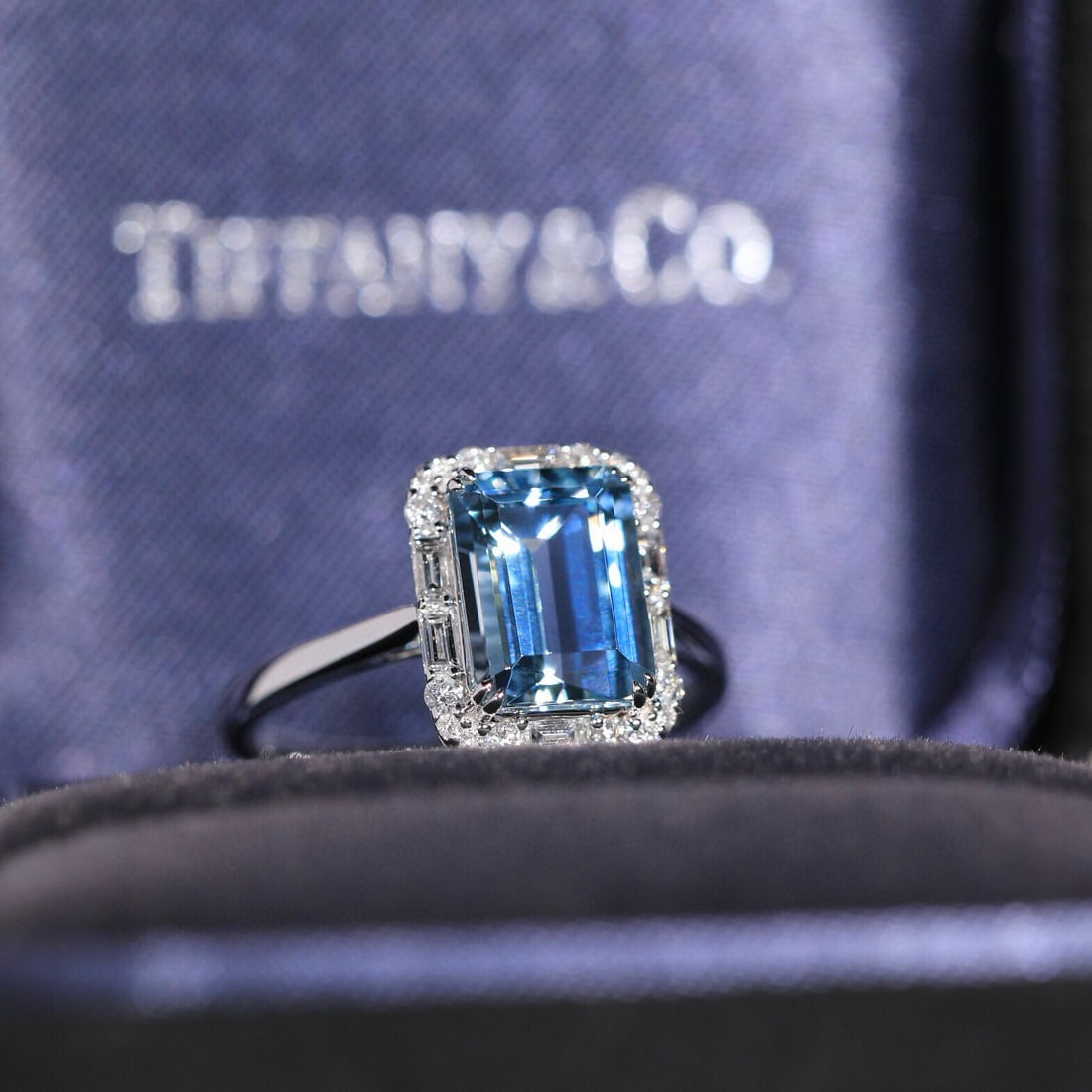14k Gold 2.36 Ctw Natural Aquamarine & Diamond Ring: Ref:231066206 // gold content:14k gold // ring size:7. 25us // // main gemstone:aquamarine // shape:octagonal // carat weight:2. 08ct // color:santa maria color // treatment:natural // // adjacent gem