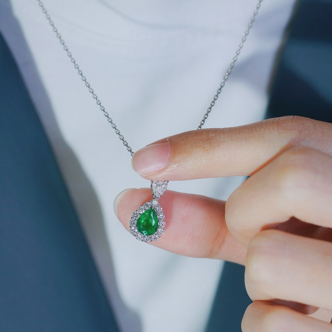14k Gold 1.20 Ctw Vivid Green Natural Emerald & Diamond Necklace - 7
