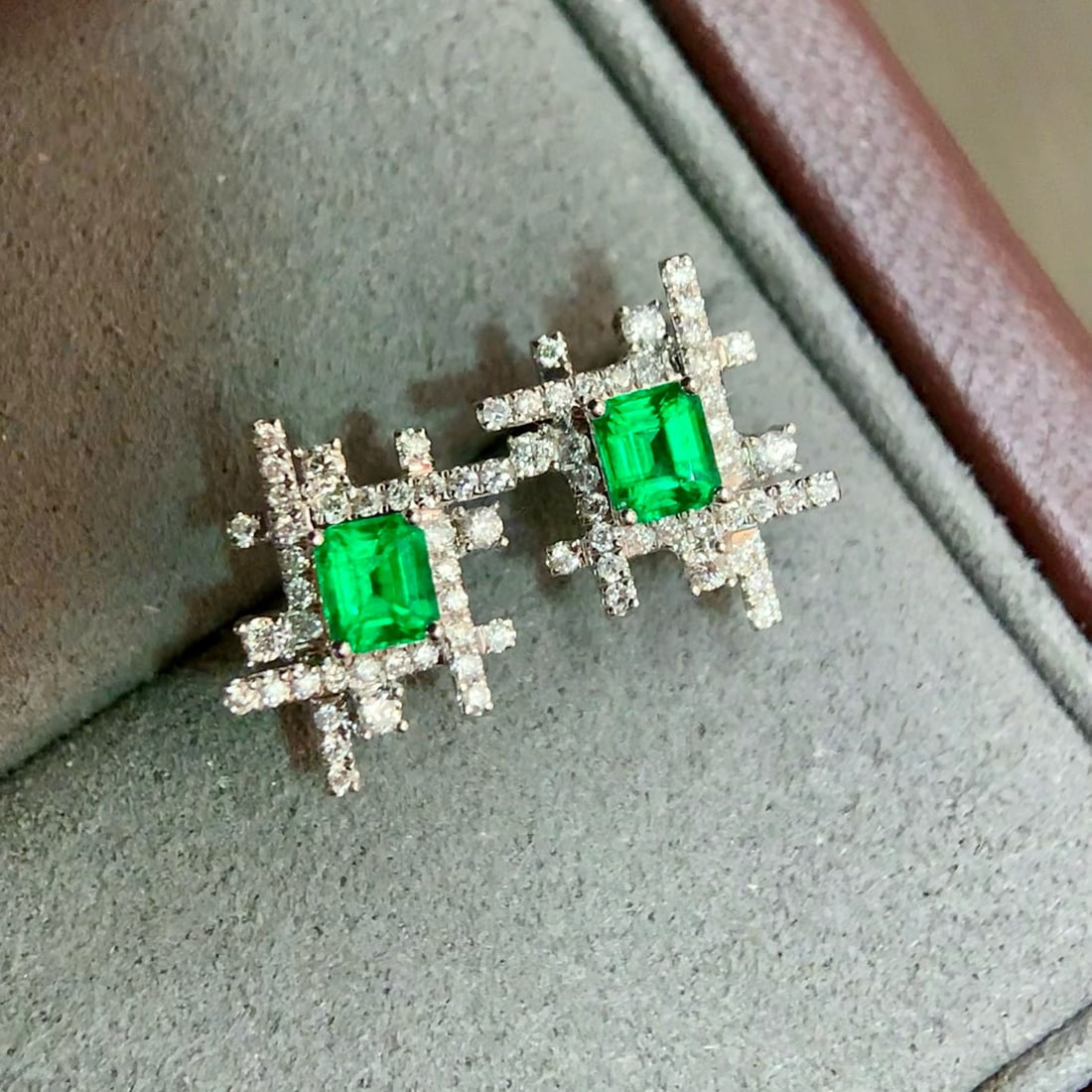 14k Gold 0.88 Ctw Vivid Green Natural Emerald & Diamond Earrings: Ref:231066254 // gold content:14k gold // main gemstone:emerald // shape:octagonal // carat weight:0. 59ct // color:vivid green // treatment:natural // // adjacent gemstone 2 : diamond // shape:round