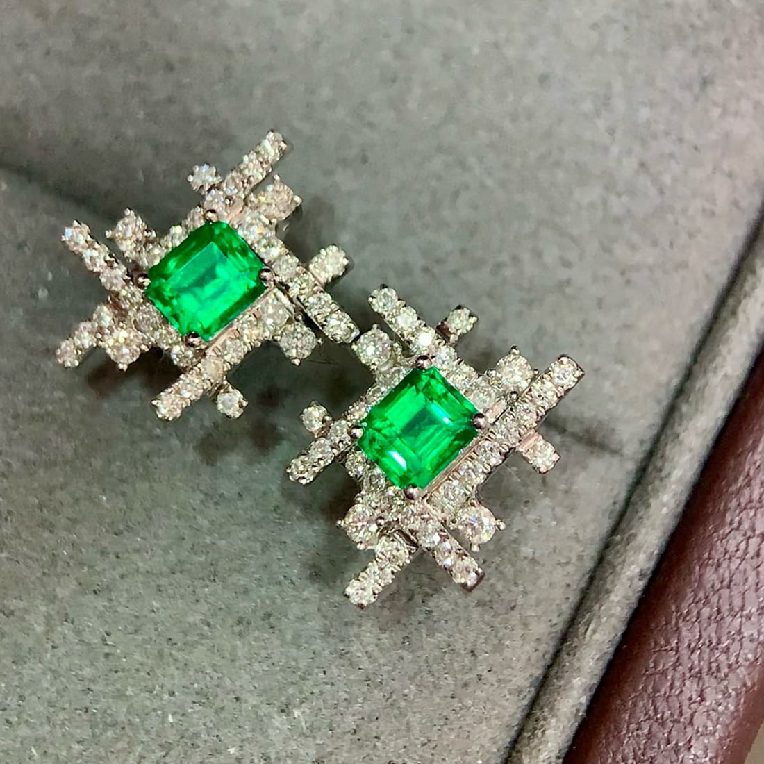 14k Gold 0.88 Ctw Vivid Green Natural Emerald & Diamond Earrings - 2