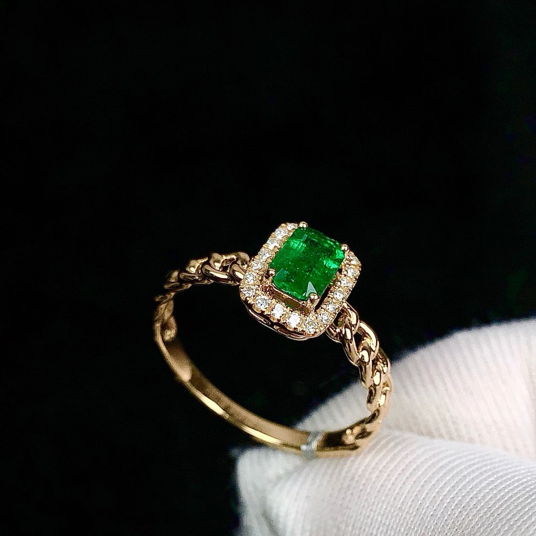 14k Gold 0.53 Ctw Vivid Green Natural Emerald & Diamond Ring - 4