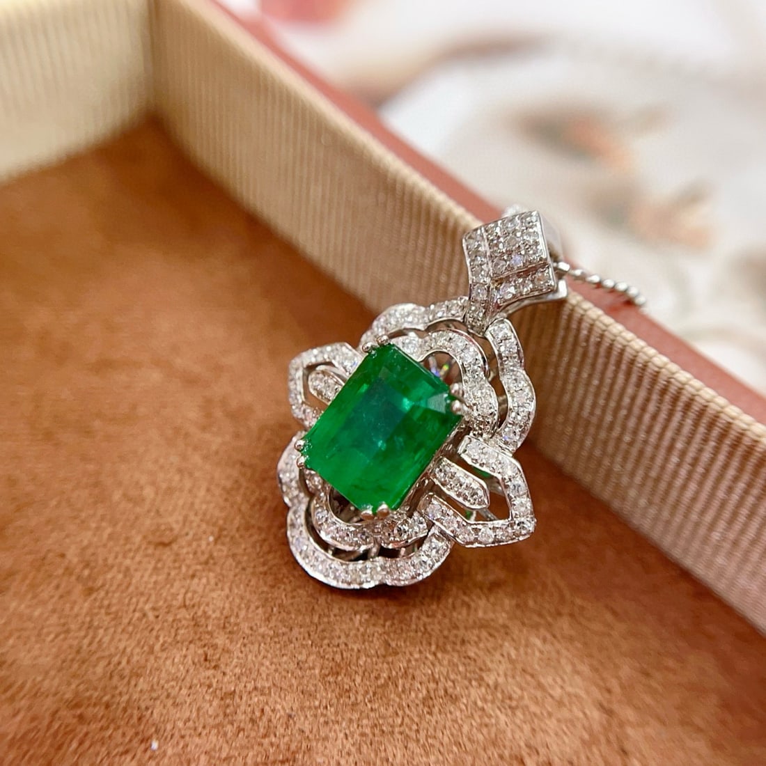 14k Gold 2.85 Ct Vivid Green Natural Emerald & Diamond Pendant( Without Chain ) - 6