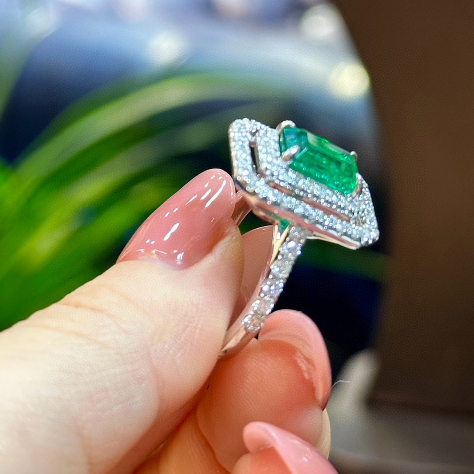 14k Gold 2.69 Ctw Vivid Green Natural Emerald & Diamond Ring - 2