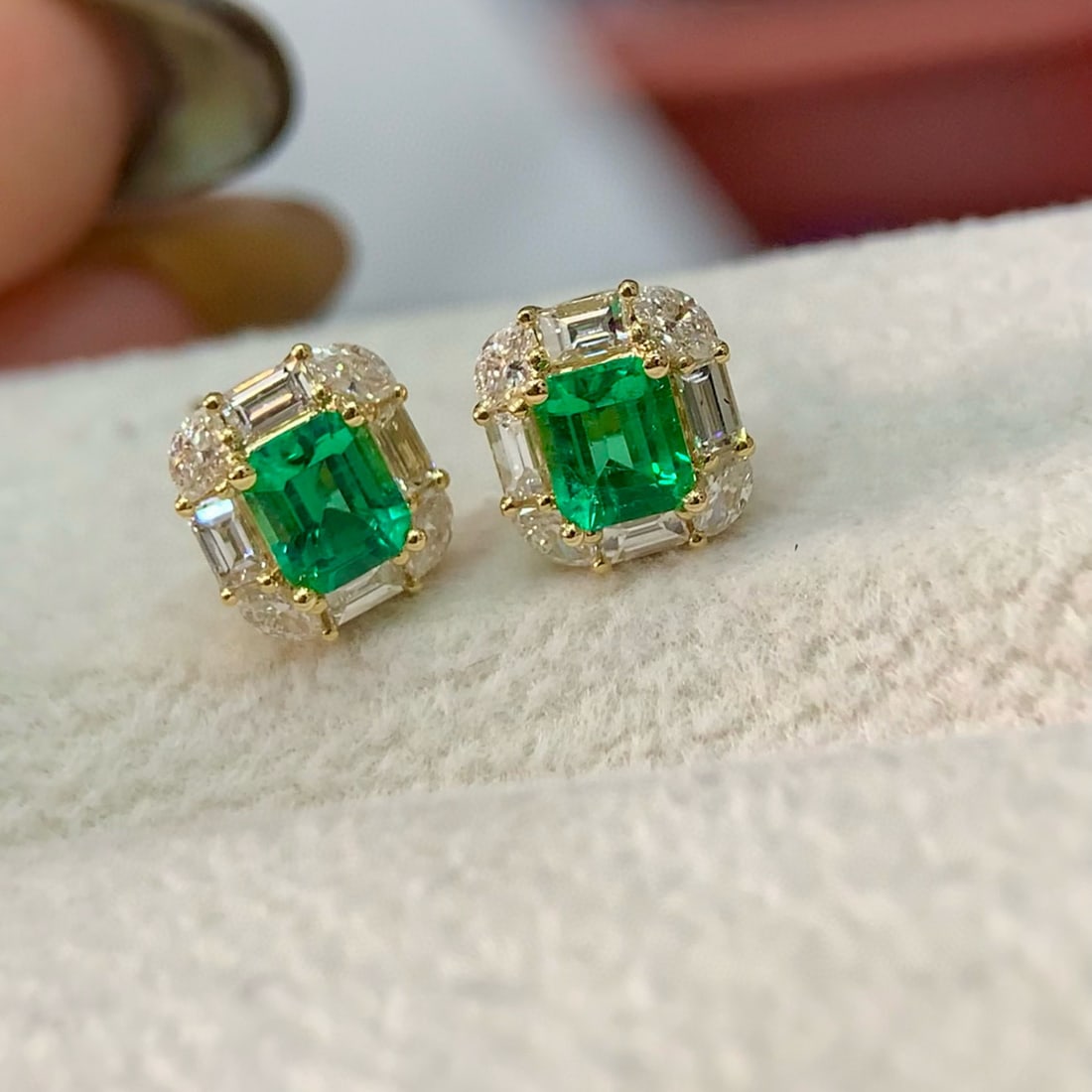 14k Gold 1.16 Ctw Vivid Green Natural Emerald & Diamond Earrings: Ref:231066327 // gold content:14k gold // main gemstone:emerald // shape:octagonal // carat weight:0. 65ct // color:vivid green // treatment:natural // // adjacent gemstone 2 : diamond //