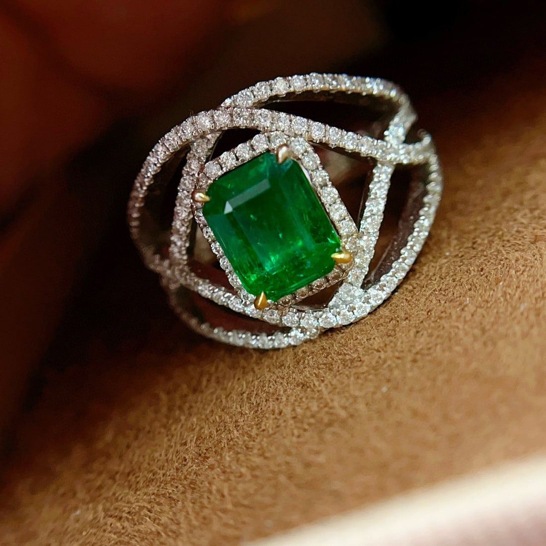 14k Gold 1.60 Ct Vivid Green Natural Emerald & Diamond Ring - 2