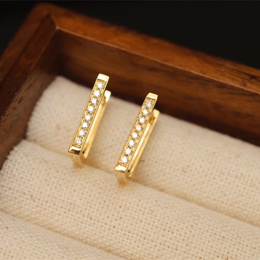 14k Gold 0.11 Ct Natural H Diamond Earrings: Ref:231066351 // gold content:14k gold // main gemstone:diamond // shape:round // carat weight:0. 11ct // clarity grade:vs-si // color:h // treatment:natural // cut grade:g // Condition: New Low Estim