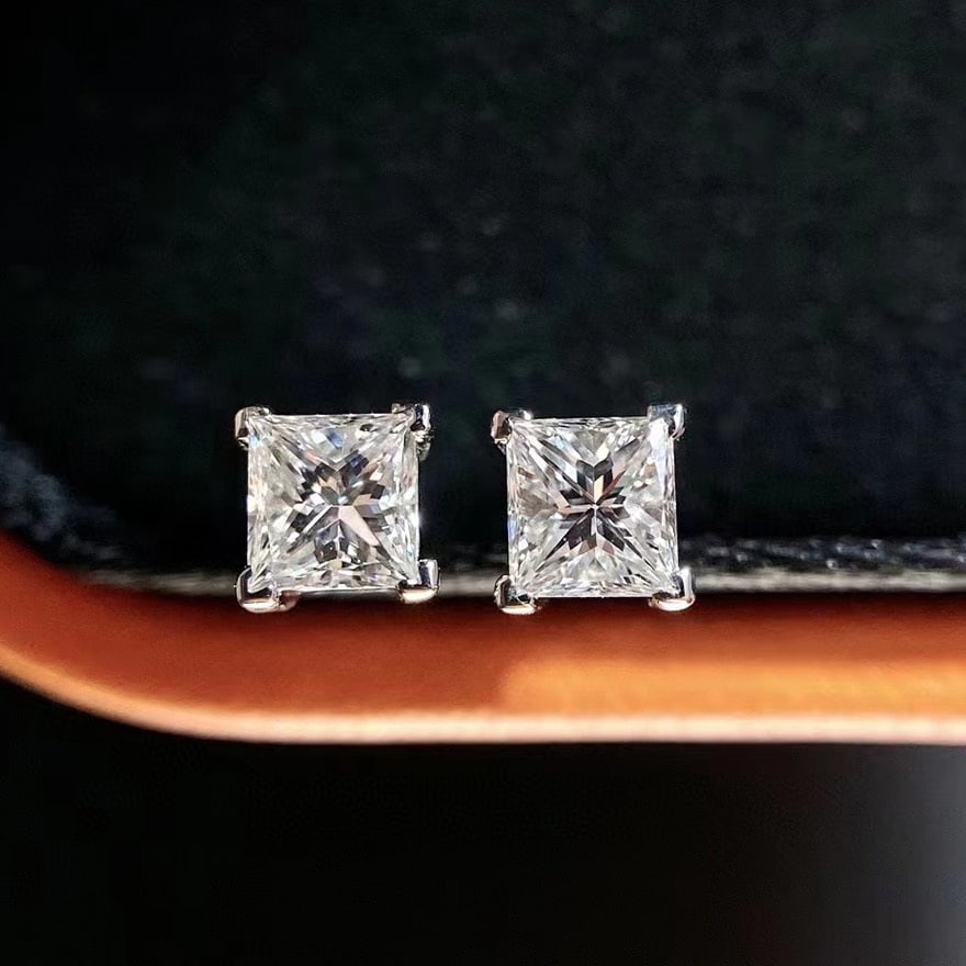 14k Gold 0.45 Ct Natural H Diamond Earrings: Ref:231066355 // gold content:14k gold // main gemstone:diamond // shape:princess // carat weight:0. 45ct // clarity grade:vs-si // color:h // treatment:natural // Condition: New Low Estimate: