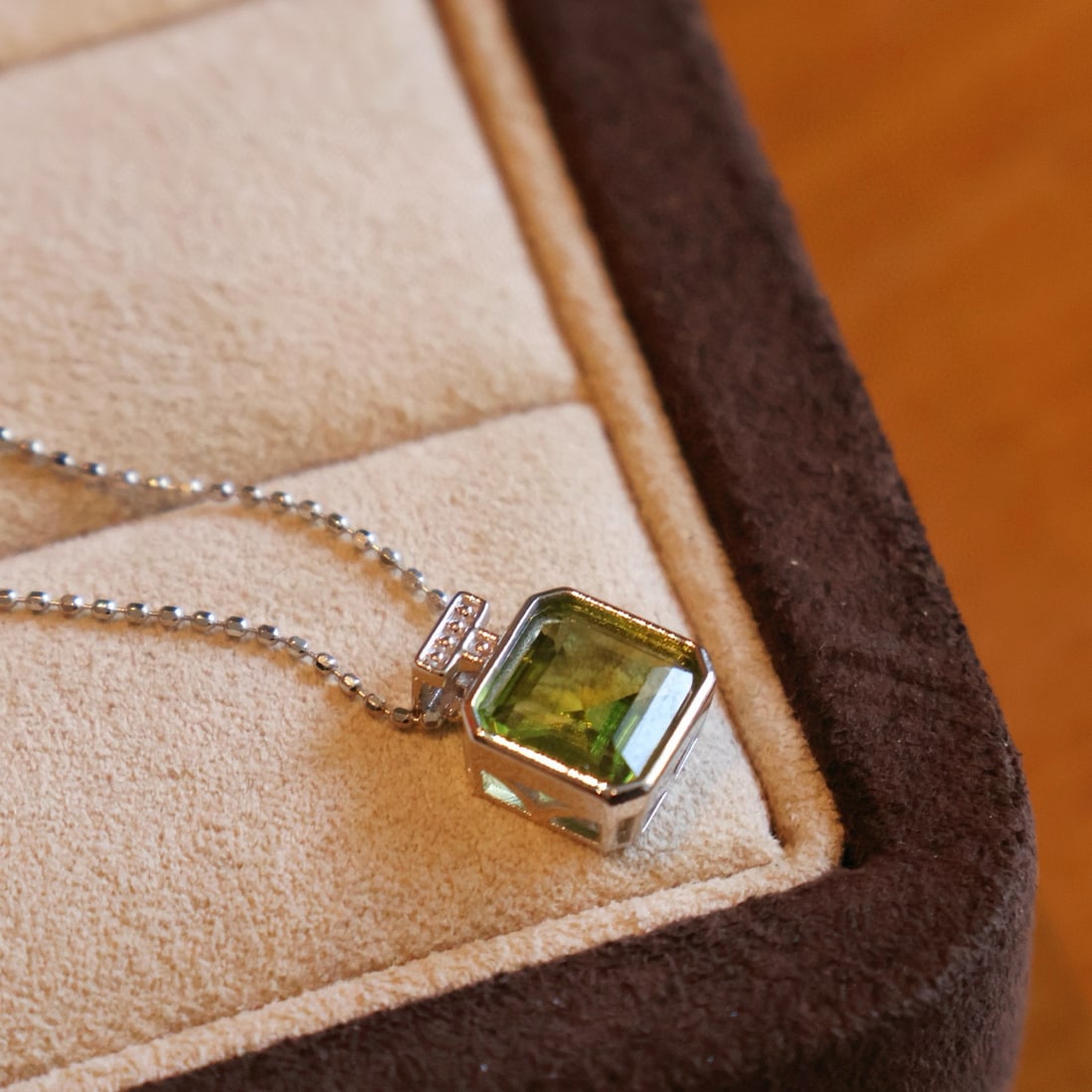 14k Gold 1.4 Ct Natural Peridot Pendant( Without Chain ): Ref:231066373 // gold content:14k gold // main gemstone:peridot // shape:octagonal // carat weight:1. 4ct // color:green // treatment:natural // Condition: New Low Estimate: 1300.00 High Estimate: 200