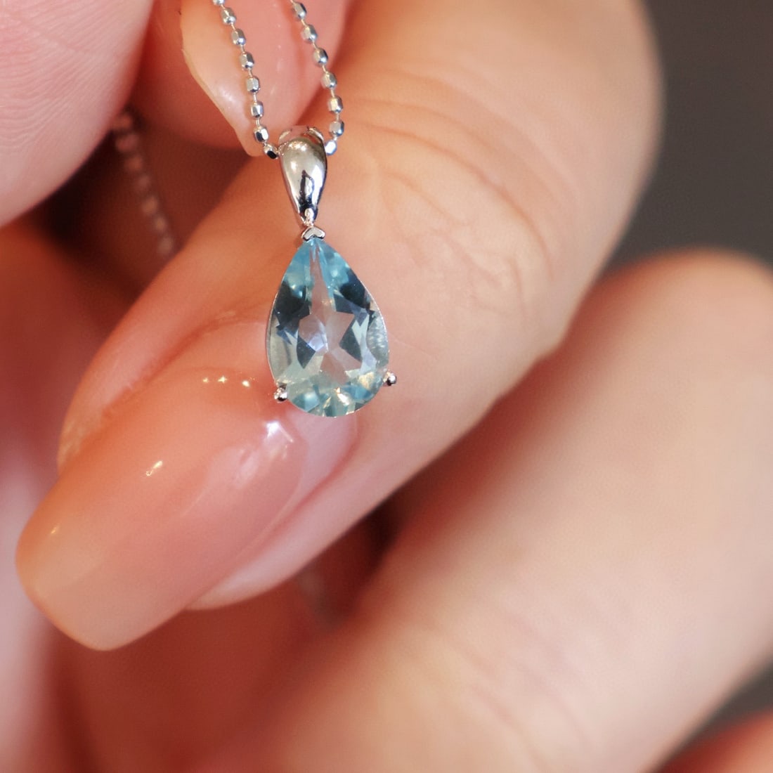 14k Gold 1 Ct Natural Aquamarine Pendant( Without Chain ): Ref:231066374 // gold content:14k gold // main gemstone:aquamarine // shape:pear // carat weight:1ct // color:blue // treatment:natural // Condition: New Low Estimate: 1300.00 High Estimate: 2000.00