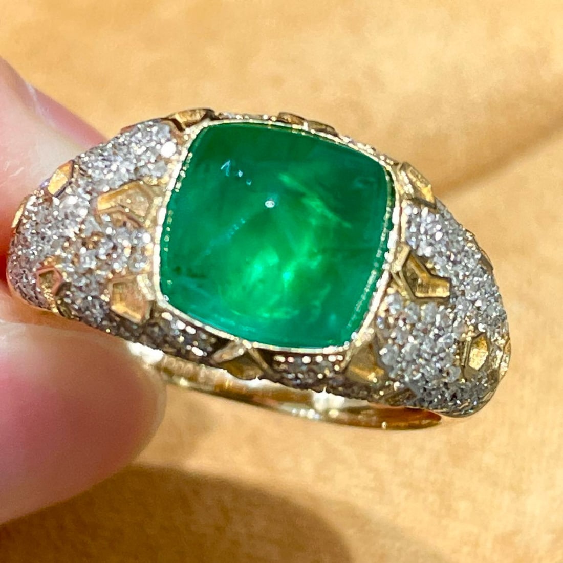 14k Gold 3.8 Ctw Vivid Green Natural Emerald & Diamond Ring: Ref:231066384 // gold content:14k gold // ring size:7. 25us // // main gemstone:emerald // shape:sugar-loaf // carat weight:3ct // color:vivid green // treatment:natural // // adjacent gemstone 2 :