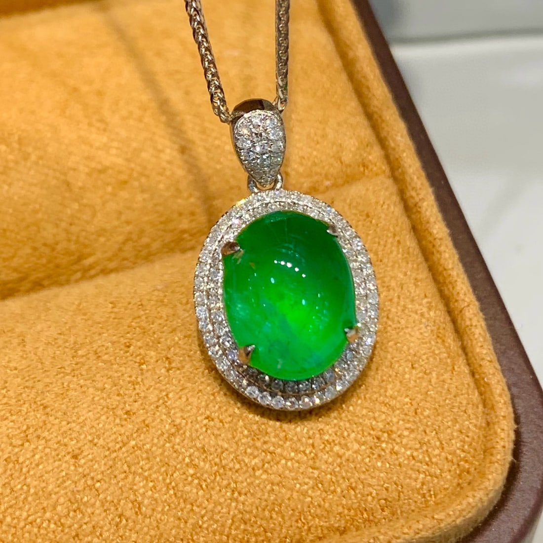 14k Gold 3.2 Ct Vivid Green Natural Emerald & Diamond Pendant( Without Chain ): Ref:231066385 // gold content:14k gold // main gemstone:emerald // shape:oval // carat weight:3. 2ct // color:vivid green // treatment:natural // // adjacent gemstone 2 : diamond // shape:round //