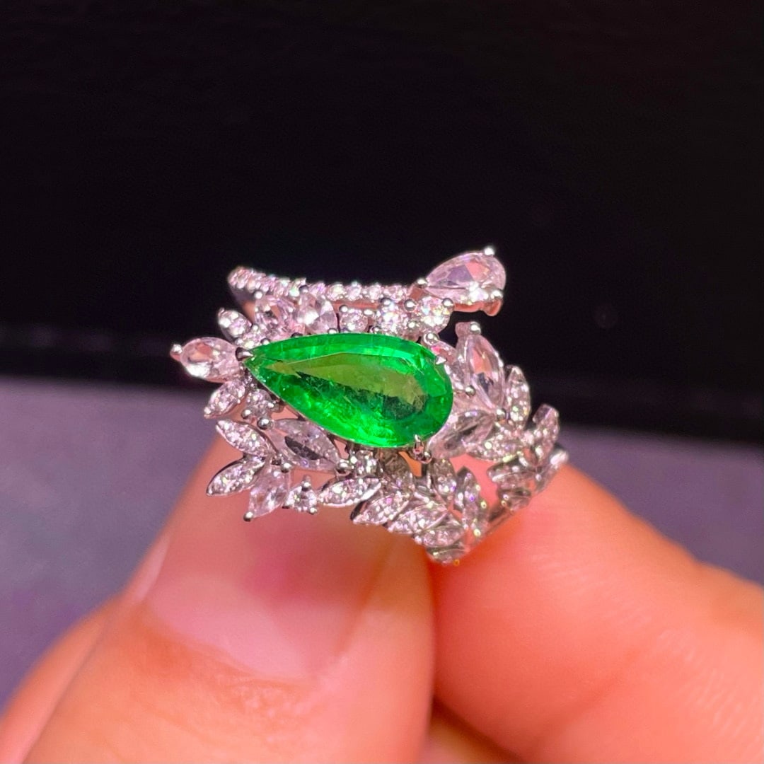14k Gold 1.45 Ct Natural Emerald & Diamond Ring: Ref:231066388 // gold content:14k gold // ring size:7. 25us // // main gemstone:emerald // shape:pear // carat weight:1. 45ct // color:green // treatment:natural // // adjacent gemstone 2 : diamond
