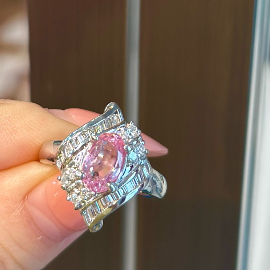 14k Gold 2.48 Ctw Natural Padparadscha Sapphire & Diamond Ring: Ref:231066401 // gold content:14k gold // ring size:7. 25us // // main gemstone:padparadscha sapphire // shape:oval // carat weight:2. 05ct // color:pink // treatment:natural // // adjacent gemstone
