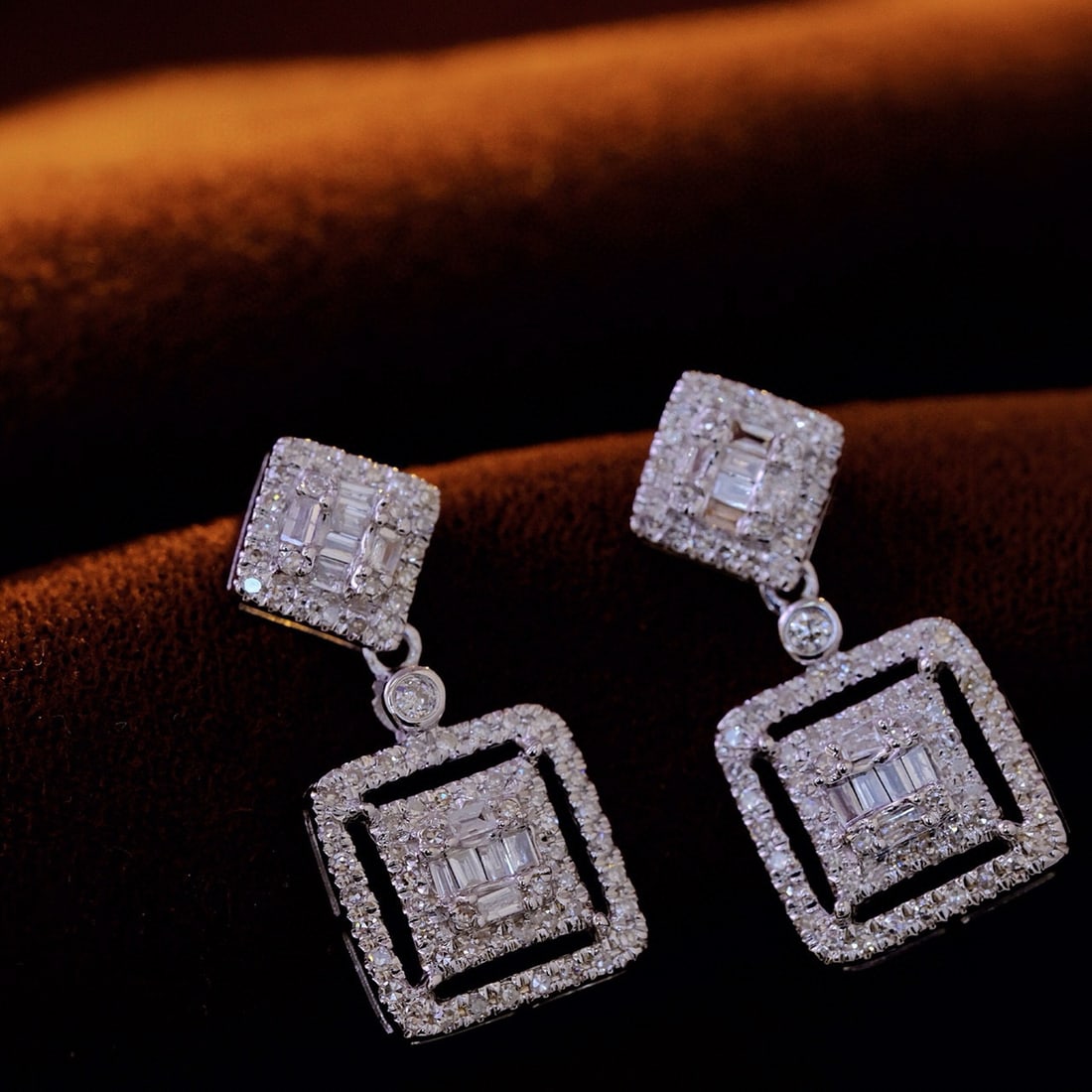 14k Gold 1.3 Ct Natural H Diamond Earrings: Ref:231066440 // gold content:14k gold // main gemstone:diamond // shape:multiply // carat weight:1. 3ct // clarity grade:vs-si // color:h // treatment:natural // Condition: New Low Estimate: 3500.00