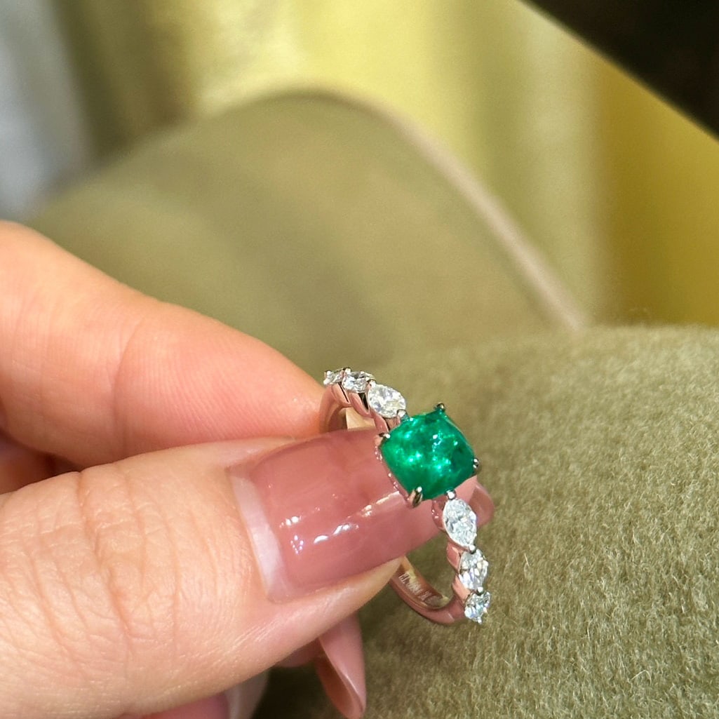 14k Gold 2.08 Ctw Vivid Green Natural Emerald & Diamond Ring: Ref:231066448 // gold content:14k gold // ring size:7. 25us // // main gemstone:emerald // shape:sugar-loaf // carat weight:1. 60ct // color:vivid green // treatment:natural // // adjacent gemstone 2