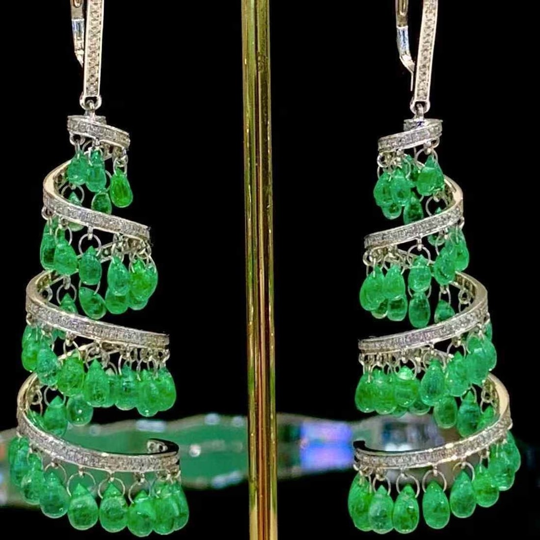 14k Gold 18.8 Ct Natural Emerald & Diamond Earrings: Ref:231067032 // gold content:14k gold // main gemstone:emerald // shape:pear // carat weight:18. 8ct // color:green // treatment:natural // // adjacent gemstone 2 : diamond // shape:round // clarity