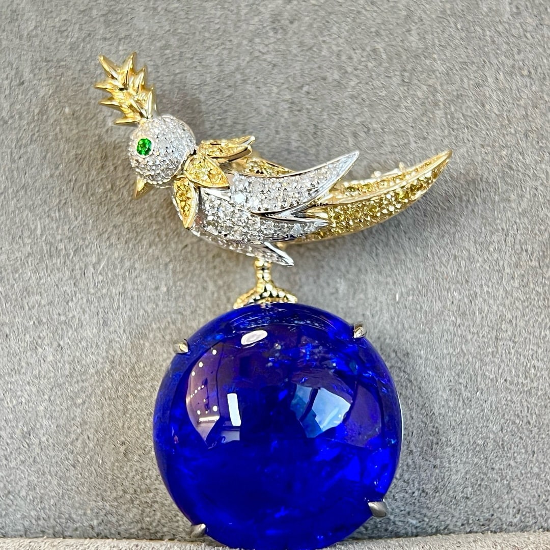 14k Gold 20.80 Ctw Vivid Blue Natural Tanzanite & Diamond Brooch/pendant( Without Chain ): Ref:231067125 // gold content:14k gold // main gemstone:tanzanite // shape:round // carat weight:20. 40ct // color:vivid blue // treatment:natural // cut grade:g // // adjacent gemstone 2 : diamond